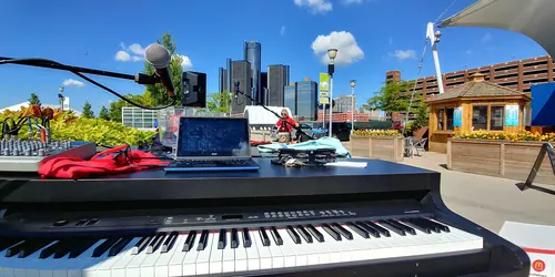 Outdoor dueling piano show in downtown Detroit